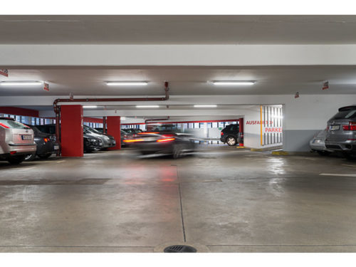 Iluminación aparcamiento con pantallas LED estanca en Qmadis