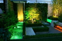 Iluminación con proyectores Led para jardín