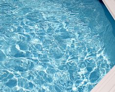 Productos químicos para mantenimiento de piscina limpia