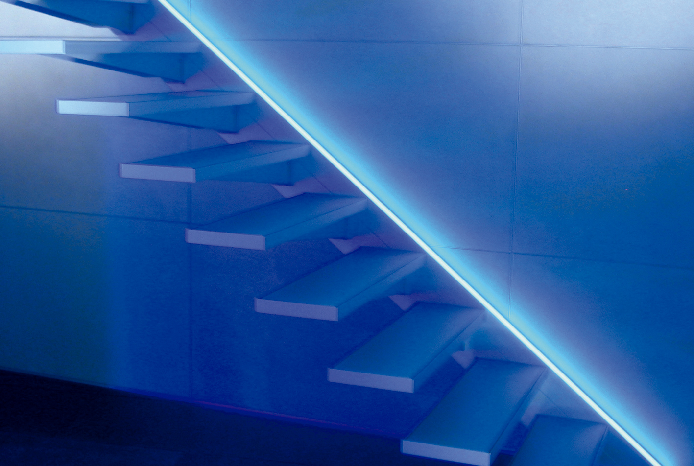 Cómo iluminar con LED escaleras, pasos y zonas comunes - Brillante  Iluminación